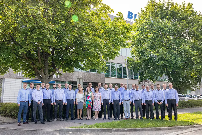 Skupina pred barakem kopie