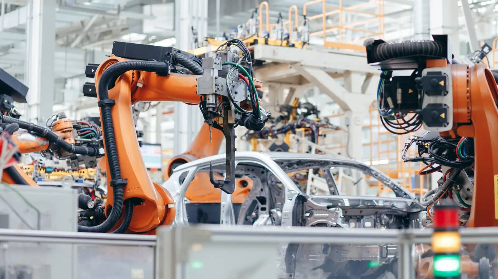 Modern automatizált gyártósor, ahol pneumatikus és elektromos technológiák is jelen vannak.
