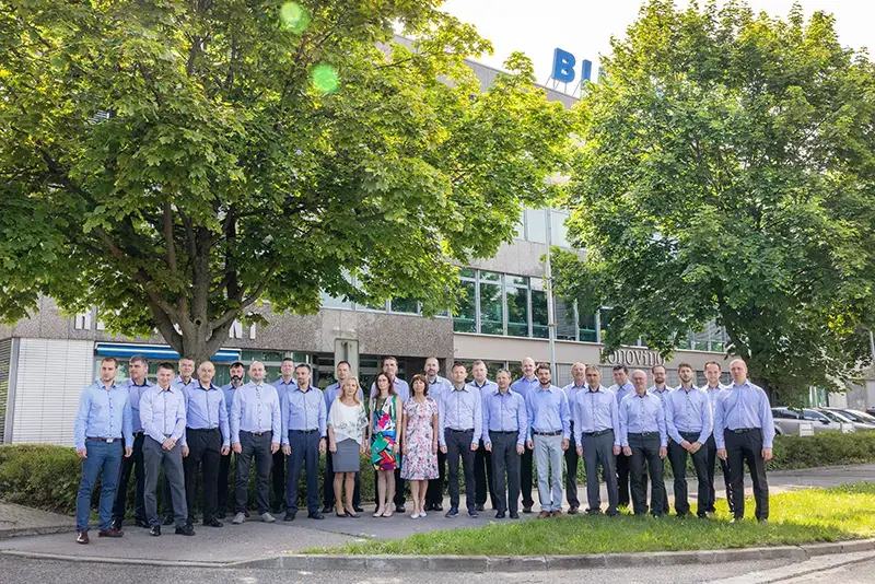 Skupina pred barakem kopie