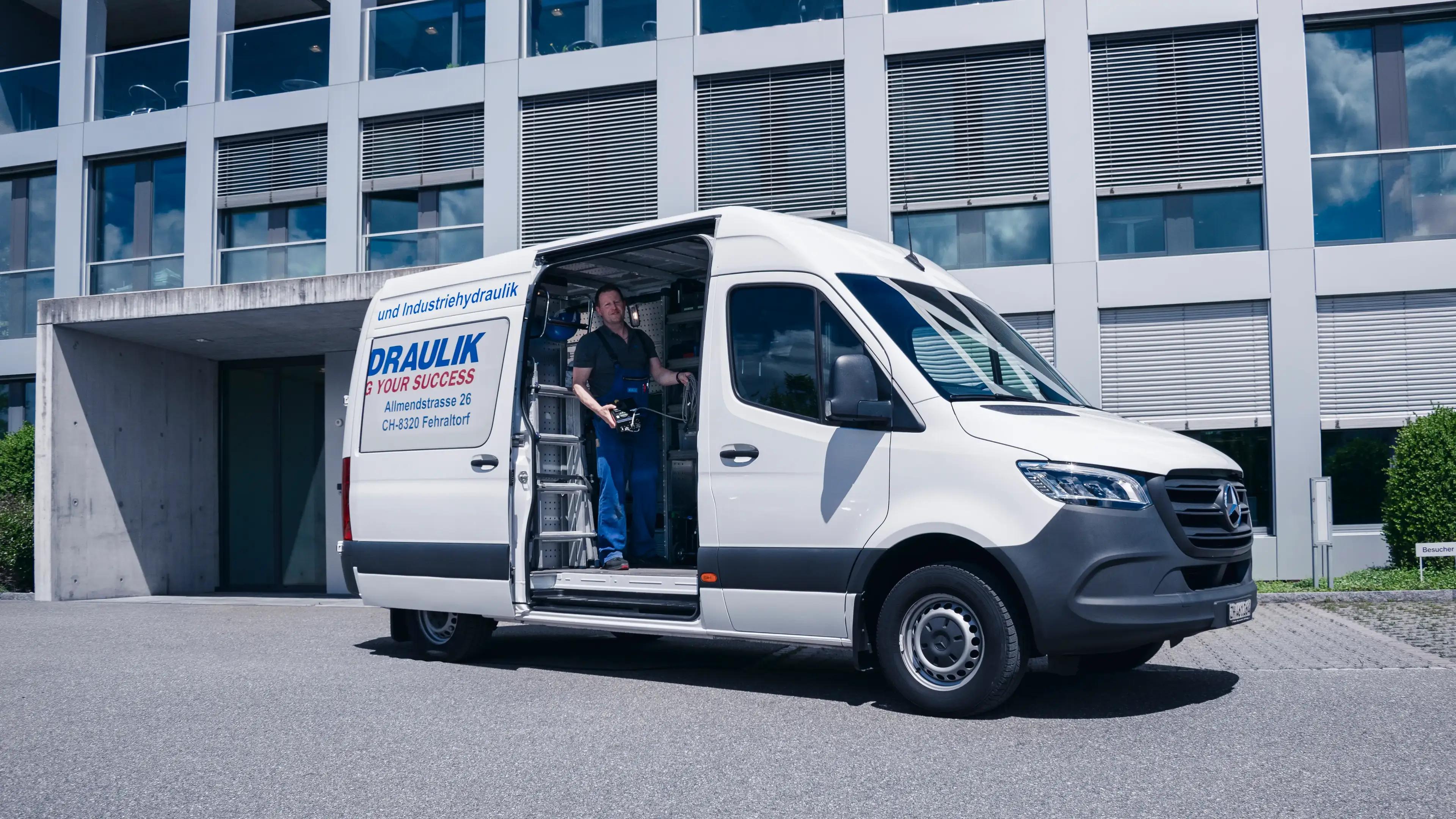 Hydraulic Service Engineer